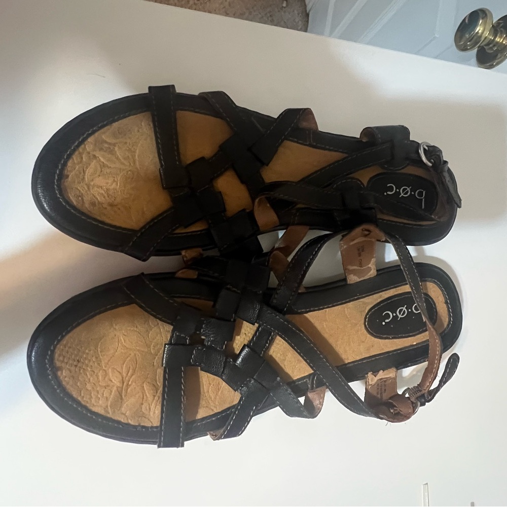 b.o.c. Women's Black and Tan Sandals size 10M